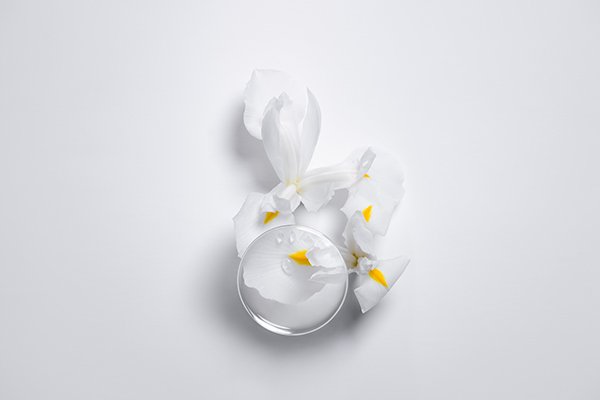 8H Magic Night Hair Serum, terdapat kandungan ekstrak bunga iris dan paduan lima vitamin sebagai nutrisi rambut dan mengatasi rambut kering secara efektif.